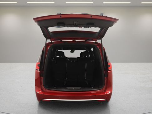 New 2027 Chrysler Pacifica Limited FWD image 18