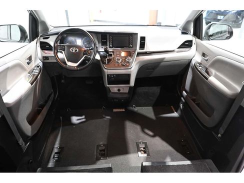 Used 2019 Toyota Sienna XLE FWD image 21