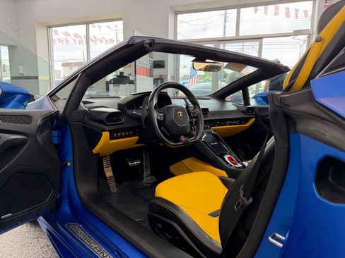 Used 2022 Lamborghini Huracan EVO RWD image 12