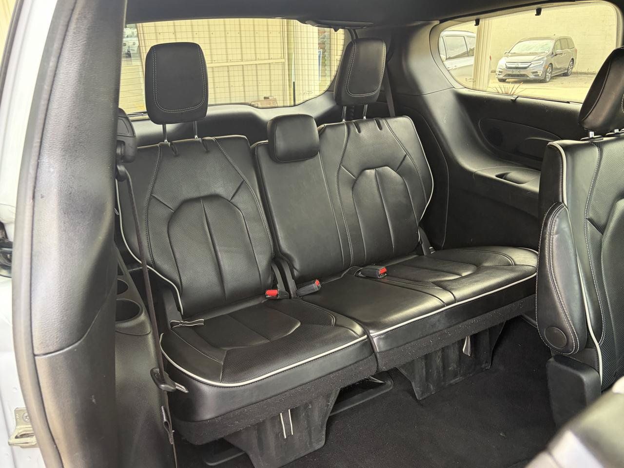 Used 2025 Chrysler Pacifica Limited FWD image 11