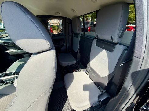 Used 2020 Toyota Tacoma SR5 AWD/4WD image 9