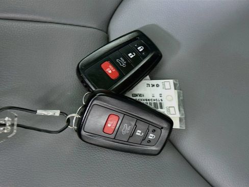 Used 2023 Toyota Highlander XLE AWD/4WD image 34