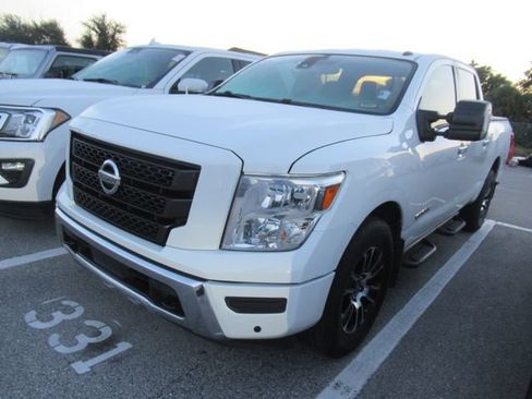 Used 2021 Nissan Titan SV w/ SV Convenience Package RWD image 3