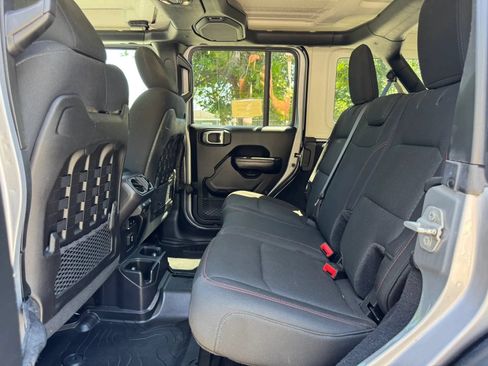 Used 2019 Jeep Wrangler Unlimited Rubicon w/ Cold Weather Group AWD/4WD image 14