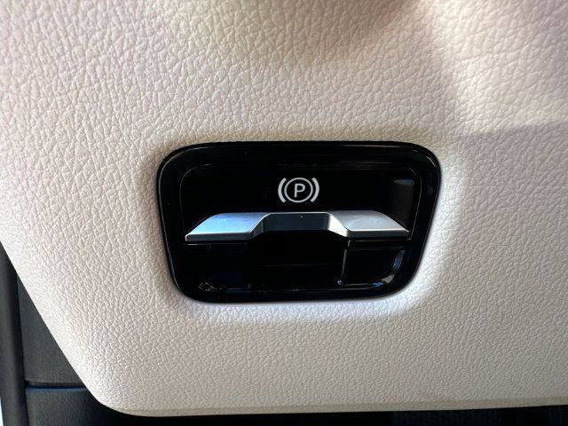 Used 2025 Mercedes-Benz C 300 4MATIC Sedan image 29