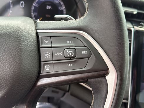 Used 2023 Jeep Grand Cherokee Limited AWD/4WD image 26