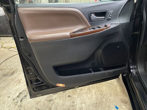 Used 2018 Toyota Sienna Limited image 10