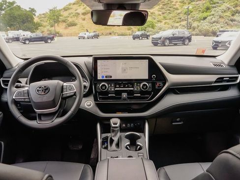 Used 2025 Toyota Highlander XLE image 15