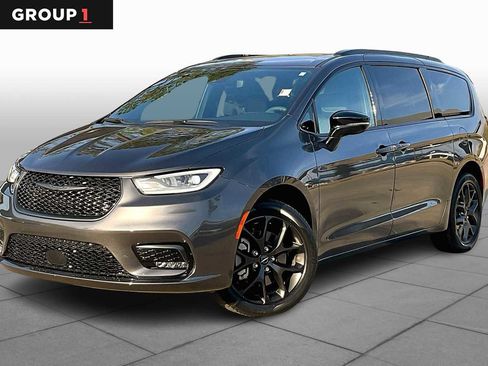 Used 2023 Chrysler Pacifica Limited w/ Uconnect Theater Family Group image 1