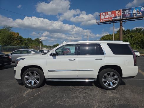 Used 2017 Cadillac Escalade Luxury RWD image 2