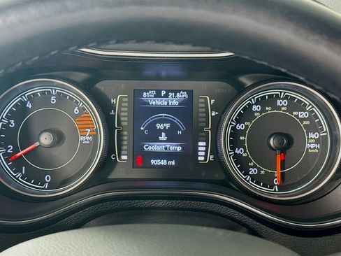 Used 2019 Jeep Cherokee Latitude Plus w/ Cold Weather Group AWD/4WD image 14