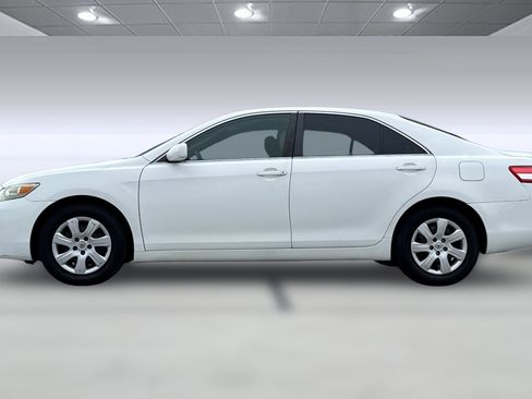 Used 2011 Toyota Camry LE image 7