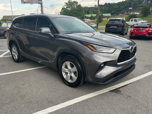 Used 2021 Toyota Highlander LE FWD image 6