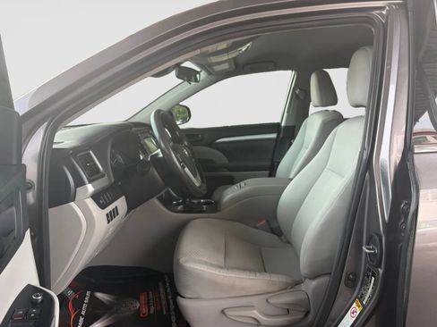 Used 2018 Toyota Highlander LE AWD/4WD image 12