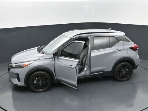 Used 2023 Nissan Kicks SR w/ SR Premium Package FWD image 28