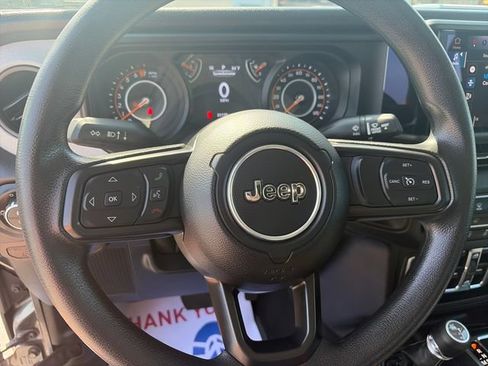 Used 2025 Jeep Gladiator Sport AWD/4WD image 14