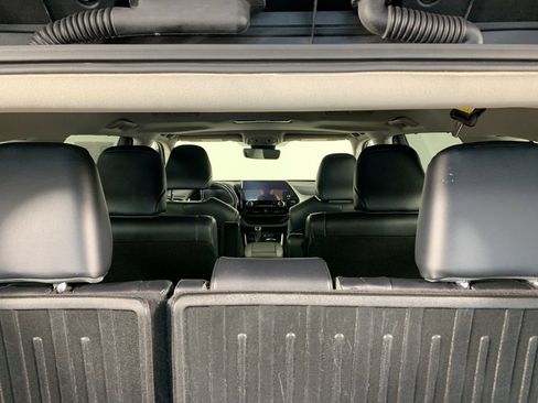 Used 2023 Toyota Highlander Limited image 14