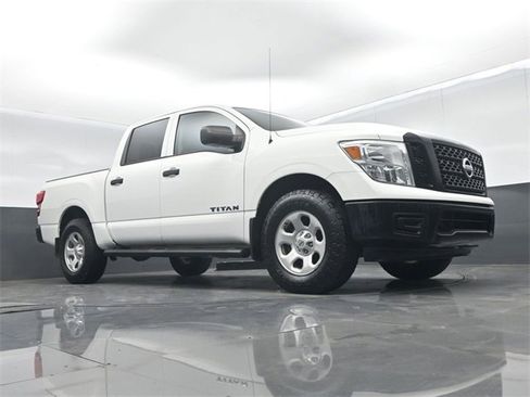 Used 2018 Nissan Titan S image 44