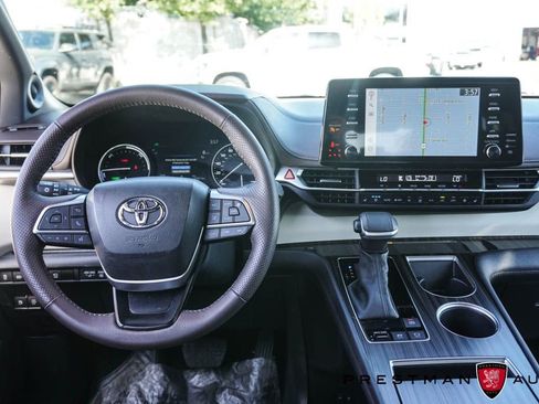 Used 2024 Toyota Sienna Platinum AWD/4WD image 2