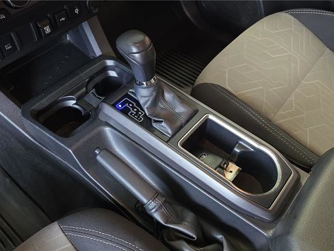 Used 2022 Toyota Tacoma TRD Off-Road image 22