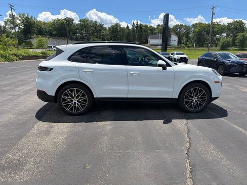 Used 2024 Porsche Cayenne AWD/4WD image 19