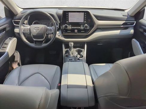 Used 2022 Toyota Highlander XLE AWD/4WD image 23