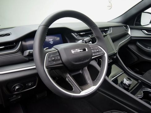 Used 2024 Jeep Grand Cherokee Altitude AWD/4WD image 10