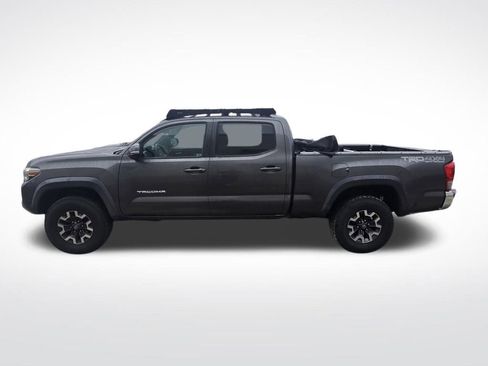 Used 2017 Toyota Tacoma TRD Off-Road image 4
