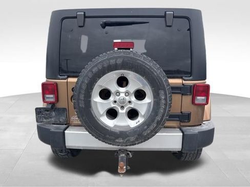 Used 2015 Jeep Wrangler Unlimited Sahara w/ Connectivity Group image 17