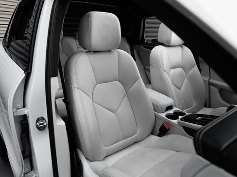 Certified 2022 Porsche Macan S AWD/4WD image 34