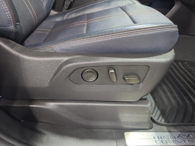 Used 2024 Chevrolet Silverado 3500 High Country w/ Technology Package AWD/4WD image 31