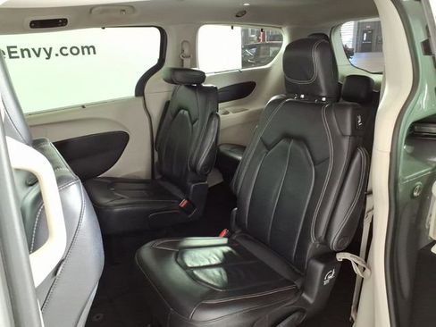 Used 2022 Chrysler Pacifica Touring-L FWD image 9