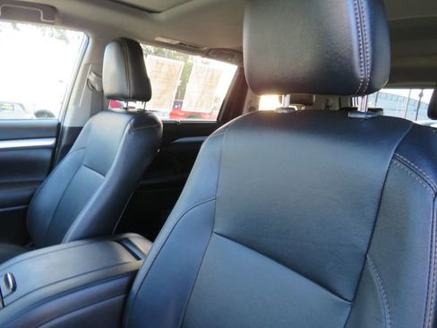Used 2019 Toyota Highlander XLE image 16