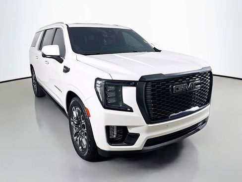 Used 2023 GMC Yukon XL Denali Ultimate image 3