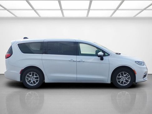 Used 2023 Chrysler Pacifica Touring-L FWD image 6