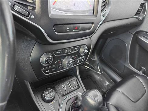 Used 2019 Jeep Cherokee Trailhawk w/ Cold Weather Group image 15