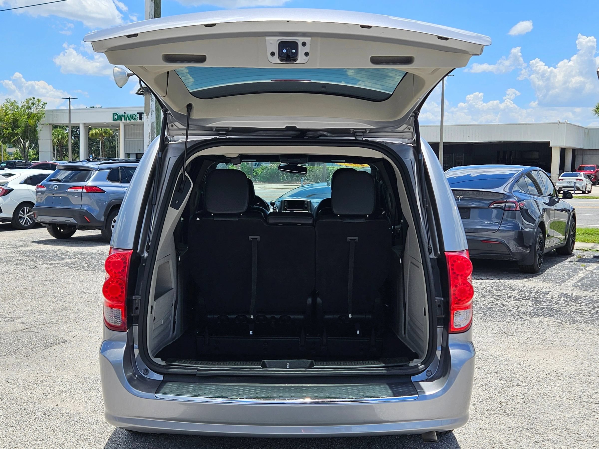 Used 2017 Dodge Grand Caravan SXT FWD image 14