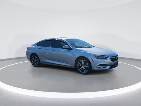 Used 2018 Buick Regal Essence w/ Driver Confidence Package #1 AWD/4WD image 2