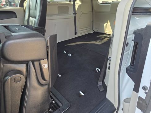 Used 2016 Chrysler Town & Country Touring w/ Driver Convenience Group FWD image 34