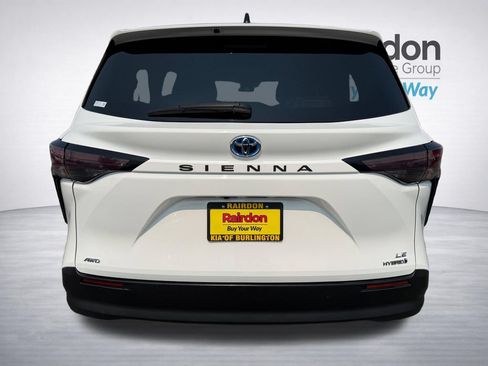Used 2024 Toyota Sienna LE AWD/4WD image 6