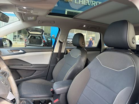 Used 2023 Volkswagen Taos SE w/ Panoramic Sunroof Package FWD image 10