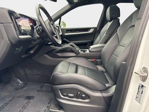 Used 2024 Porsche Cayenne w/ Premium Package AWD/4WD image 17