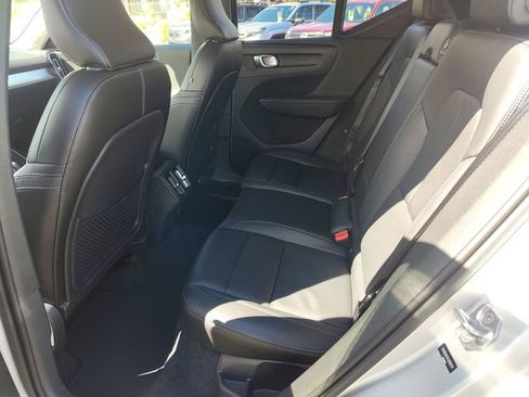 Used 2019 Volvo XC40 T5 Momentum image 12