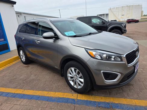Used 2017 Kia Sorento AWD image 3