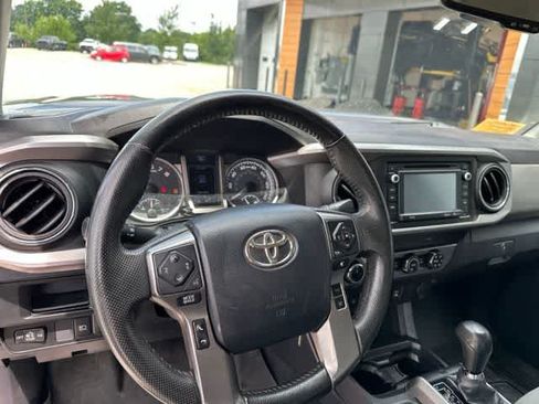Used 2019 Toyota Tacoma SR5 AWD/4WD image 7