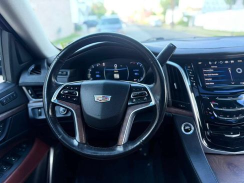 Used 2019 Cadillac Escalade Luxury AWD/4WD image 32