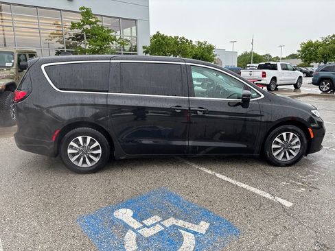 Used 2023 Chrysler Pacifica Touring-L FWD image 28