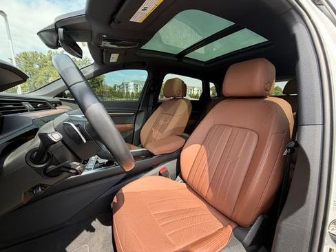 Used 2022 Audi e-tron Premium Plus w/ Premium Plus Package AWD/4WD image 19