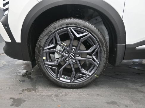 Certified 2025 Nissan Kicks SR FWD image 9