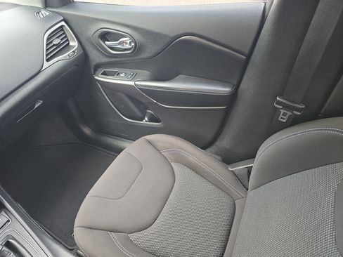 Used 2020 Jeep Cherokee Latitude image 17